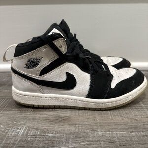 Nike jordan mids